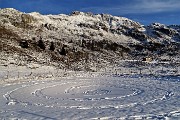 85 Ornamento a spirale su neve con vista in Cima Croce